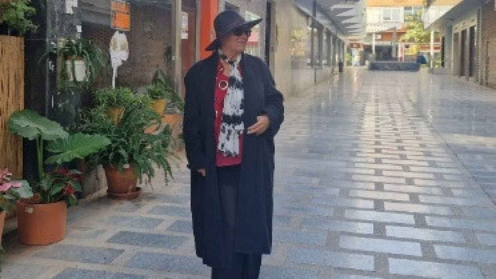 Sandra Almodóvar, paseando por las calles de Torremolinos