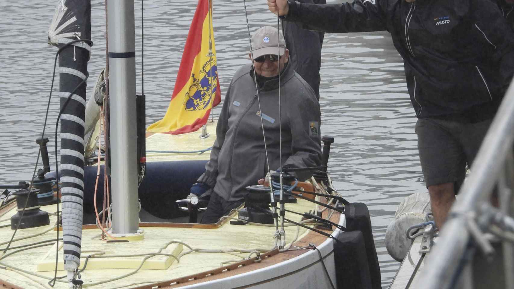 Juan Carlos I a bordo del Bribón durante sus jornadas de entrenamiento