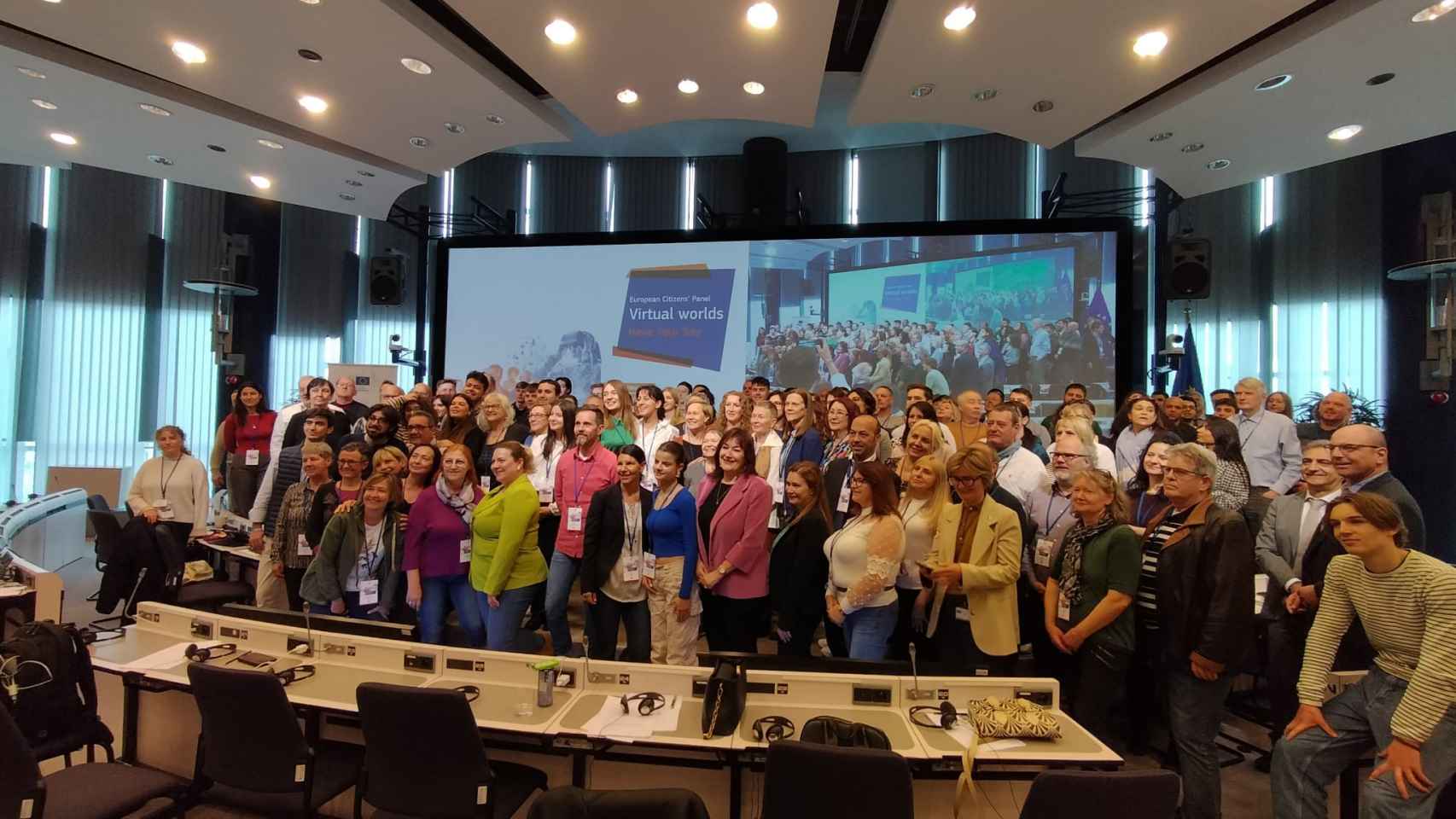 Foto de familia de los 150 participantes en el panel ciudadano sobre mundos virtuales.
