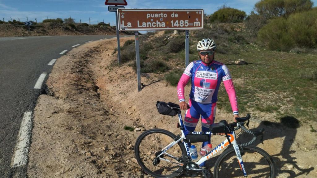 David Mejías junto a su bicicleta.