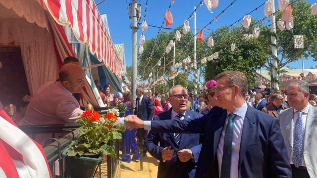 El presidente del PP, Alberto Núñez Feijóo, saluda a un feriante en la Feria de Abril.