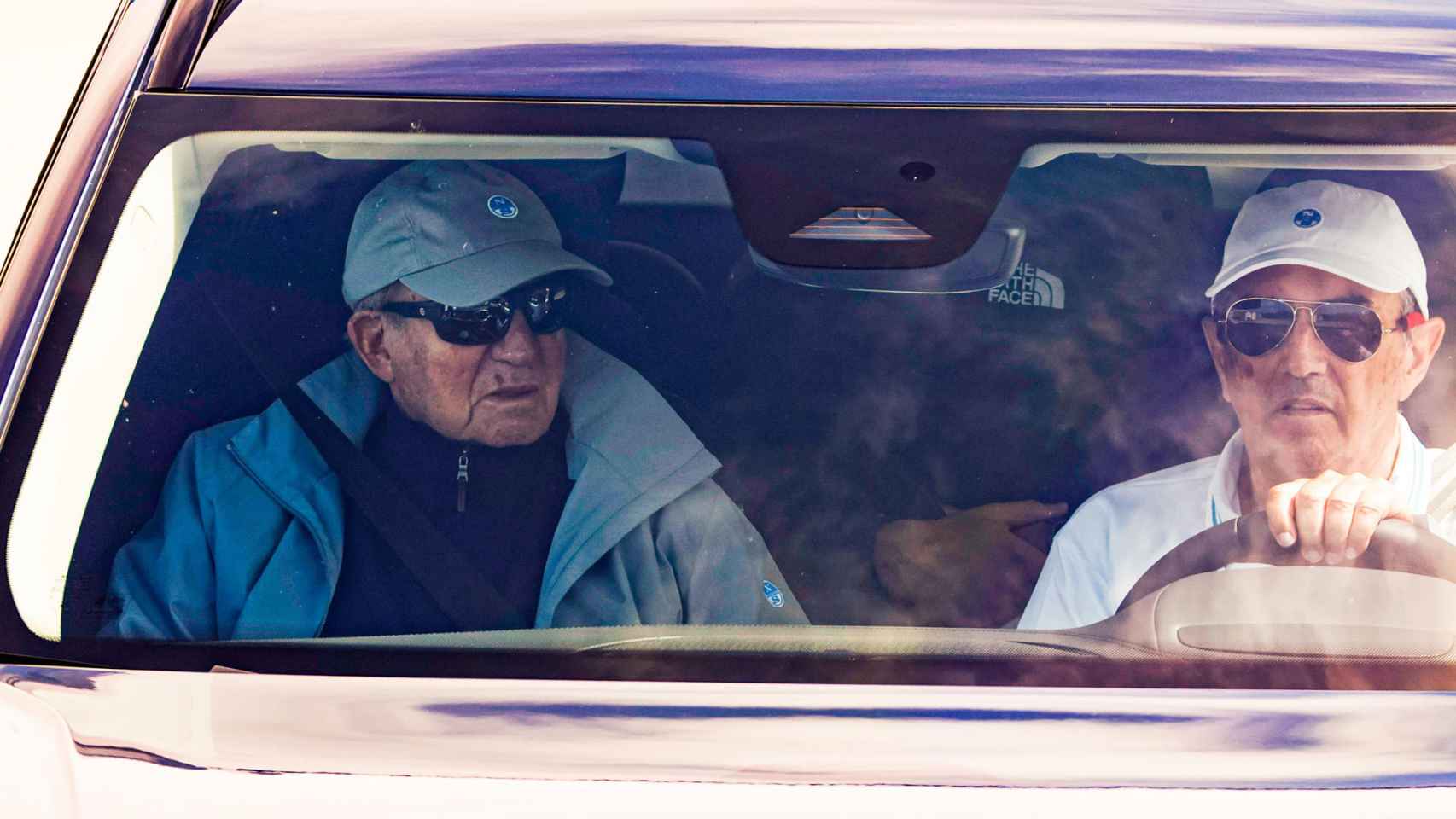 Juan Carlos I y Pedro Campos tras abandonar la regata de la II Volvo Autesa Cup, en Sanxenxo