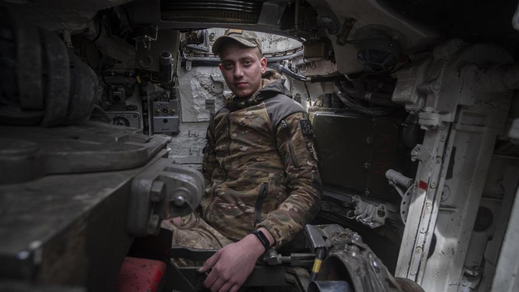 Gleb, el comandante del pieza, en su puesto dentro del carro T-72.