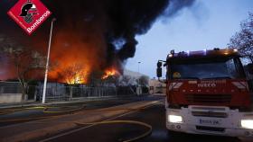 Vídeo de la intervención de los bomberos en la fábrica de Caster de Elche.