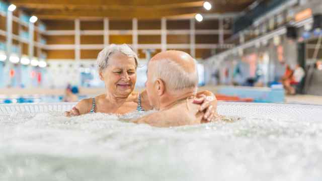 Una pareja disfruta feliz de su experiencia en un balneario.