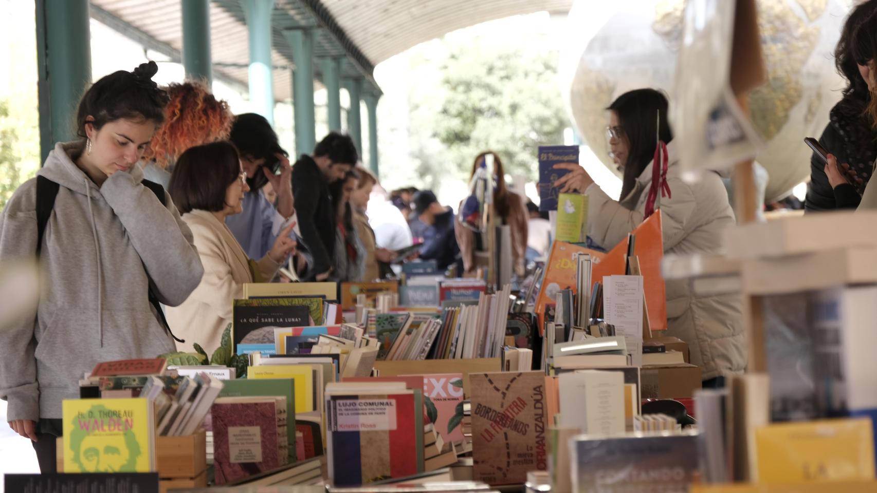 Vallisoletanos disfrutando de la celebración del Día del Libro