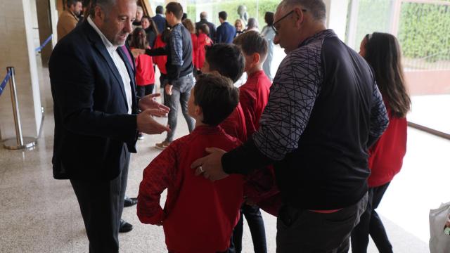 Carlos Pollán, presidente de las Cortes, recibiendo a algunos de los visitantes en la Jornada de Puertas Abiertas