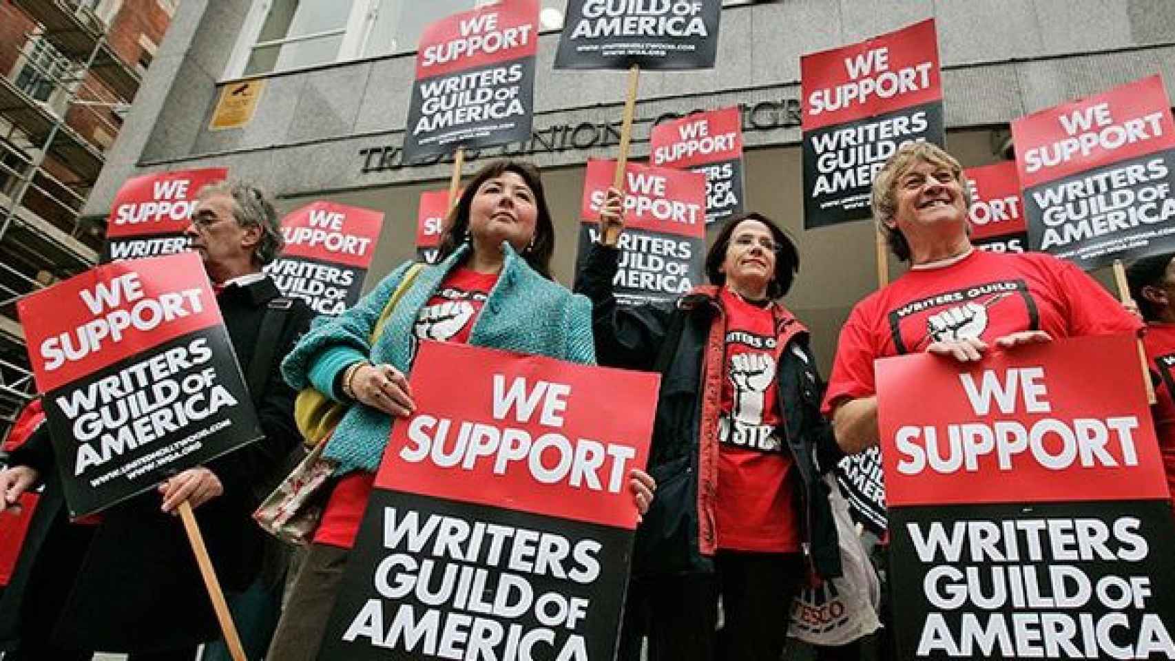 Manifestantes del Writers Guild of America