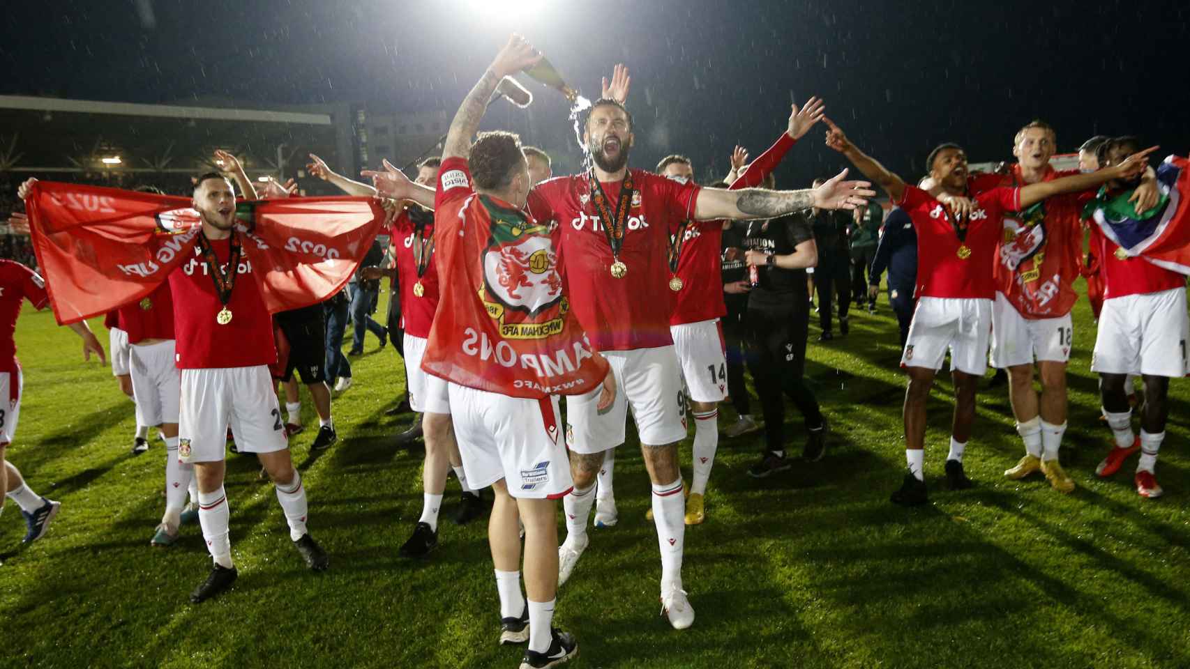 Los jugadores del Wrexham, celebrando el título de campeón en la temporada 2022/2023