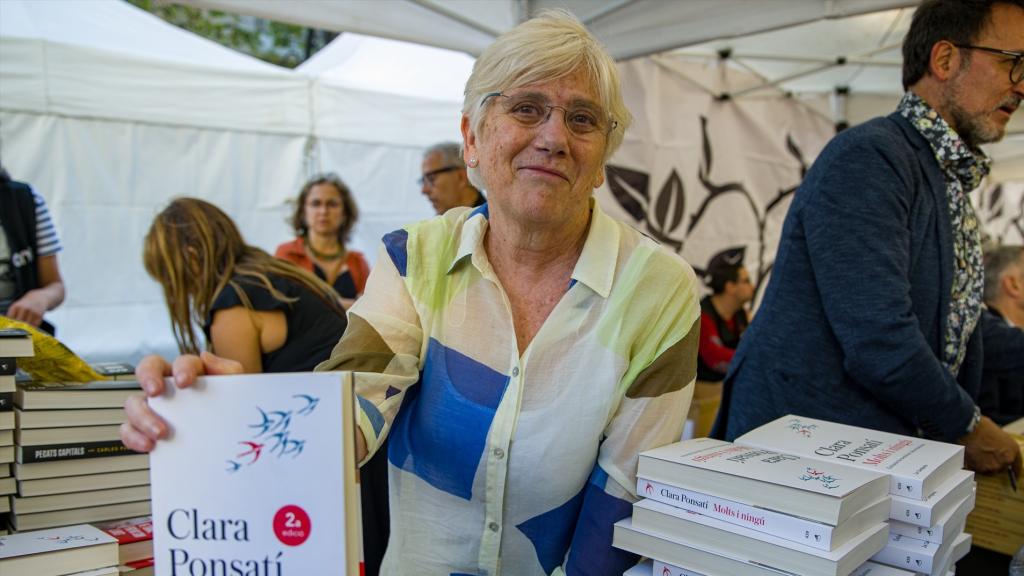 La economista y política Clara Ponsatí firma libros durante la celebración del Día Internacional del Libro, a 23 de abril de 2023.