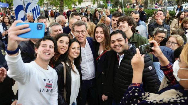 Alberto Núñez Feijóo, rodeado de gente en Castelldefels este sábado.