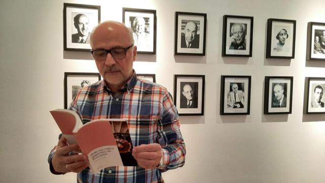 El escritor Javier La Beira, leyendo su libro 'Bajo los cielos gigantes de Bucarest'.