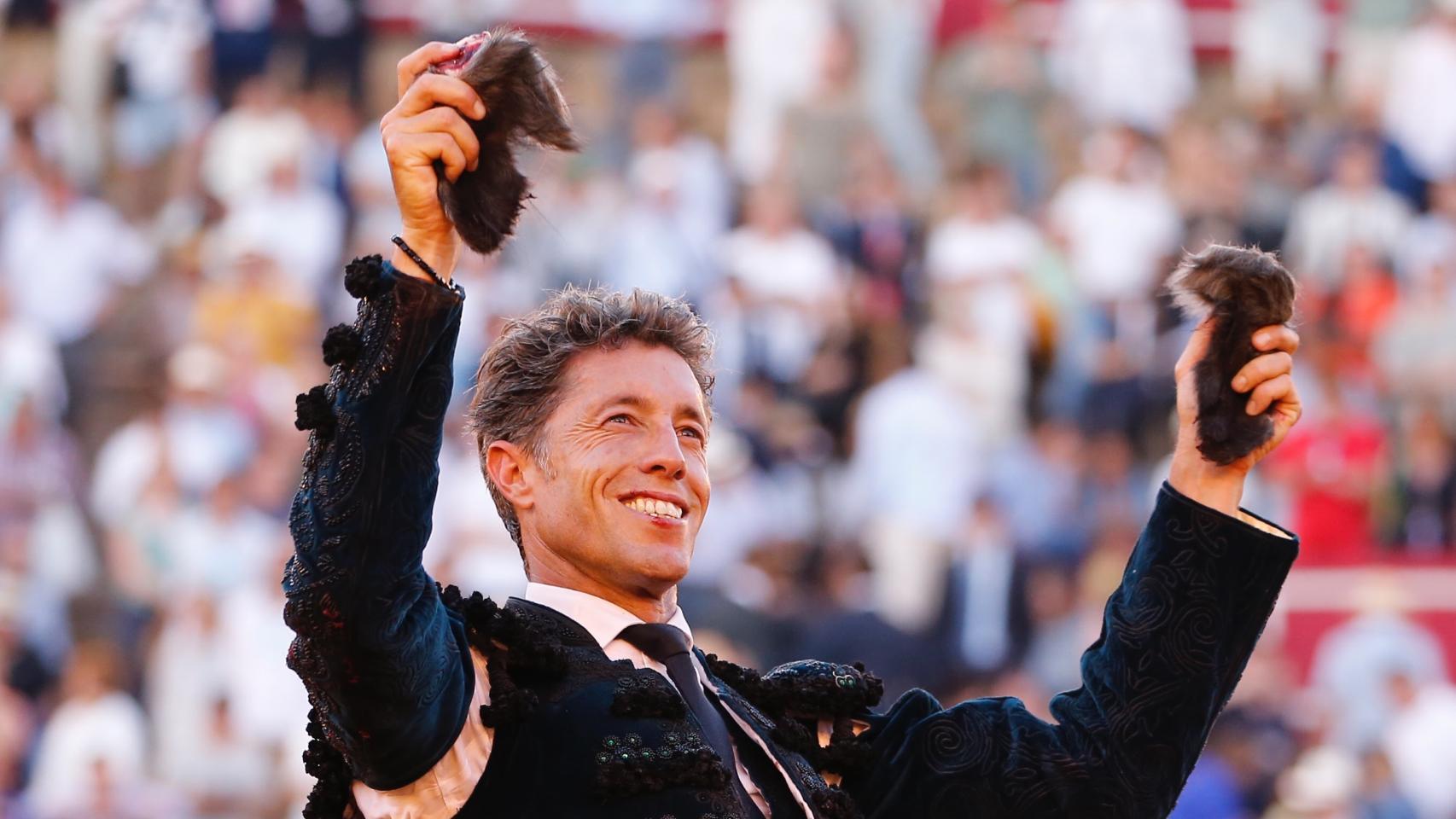 El torero Manuel Escribano corta dos orejas en Sevilla.