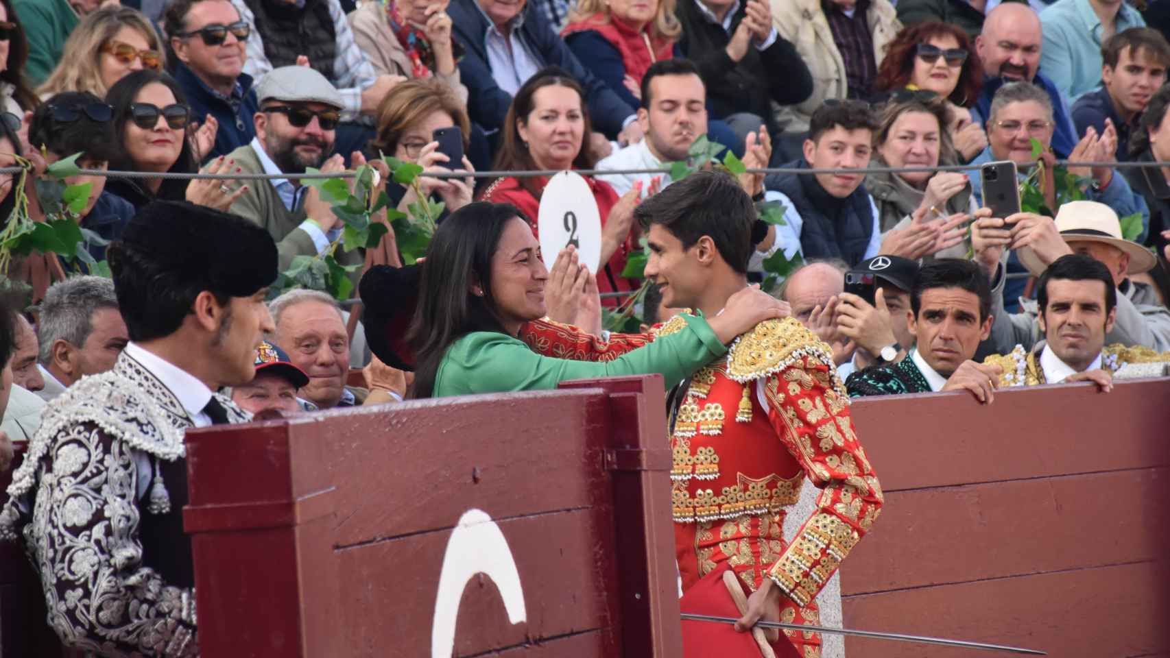 Manuel Diosleguarde brinda el toro a la doctora Marta Pérez López, quien con su equipo en la enfermería del coso segoviano evitaron un trágico desenlace al conseguir cortar la hemorragia y estabilizar al herido hasta llegar a Valladolid