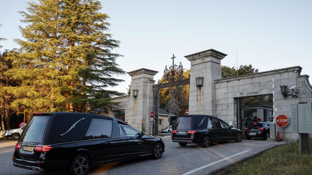 Dos coches fúnebres entran en el Valle de Cuelgamuros, donde se exhuma a José Antonio Primo de Rivera.