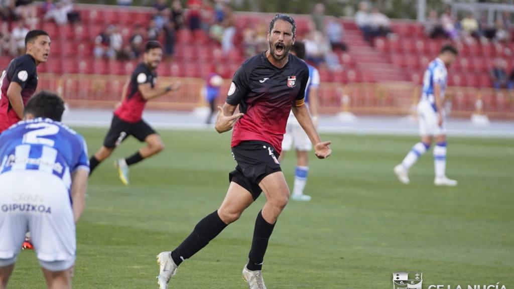 Momento del duelo entre el Eldense y el Alcoyano.