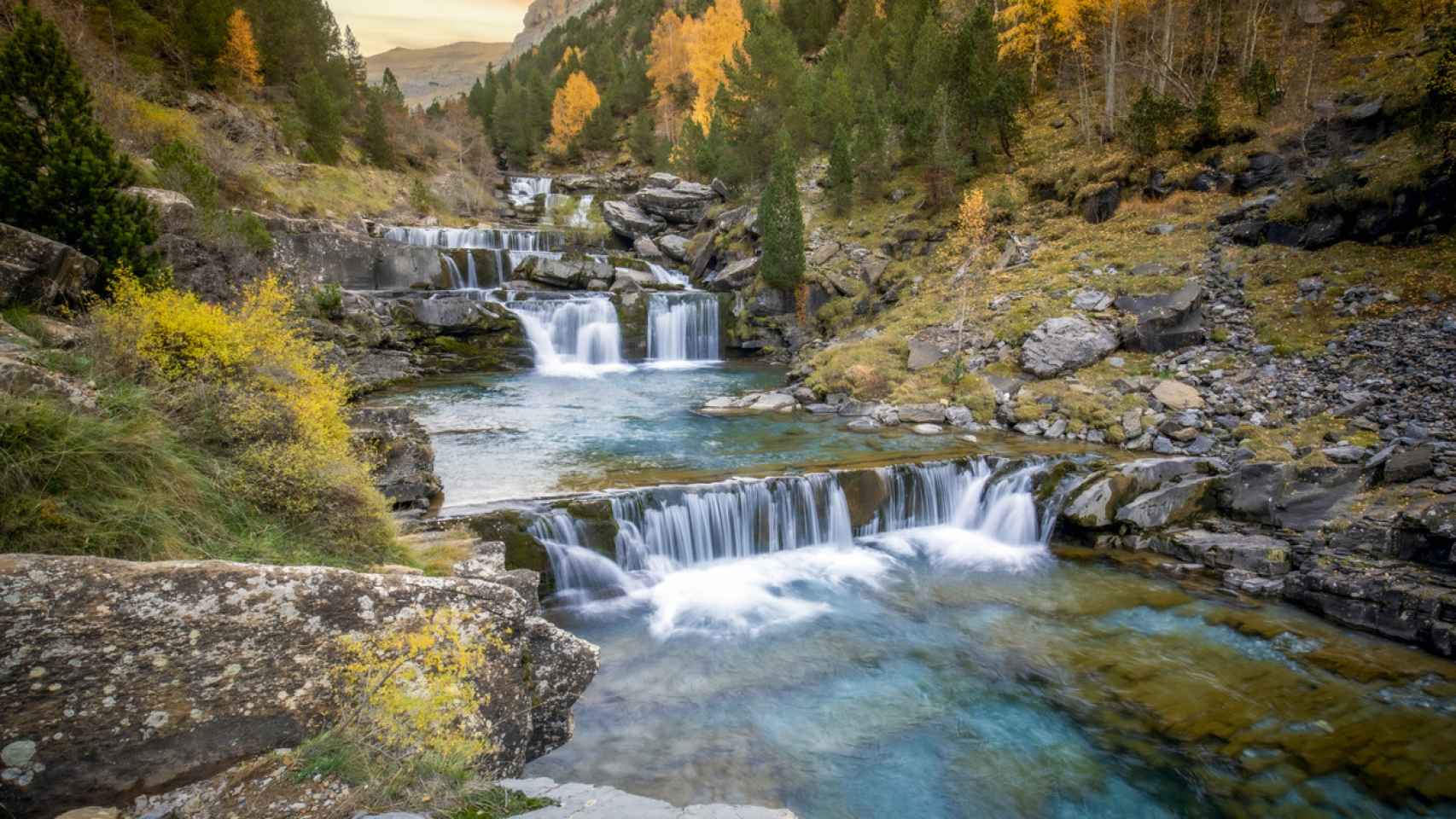 Preciosa cascada sobre el río Arazas en el Parque Nacional de Ordesa y Monte Perdido en los Pirineos