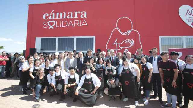 Foto de familia de la inauguración de las nuevas instalaciones de Alicante Gastronómica Solidaria.