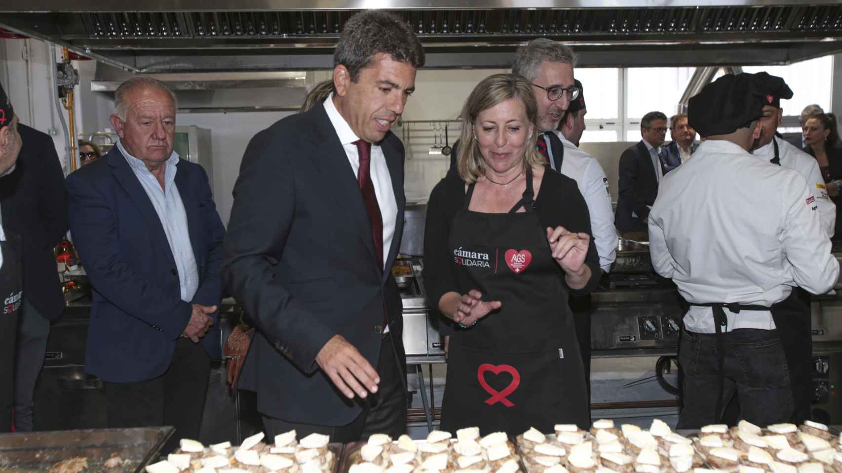 Carlos Mazón con Gema Amor visitando, con el conseller España en segundo plano, las nuevas intalaciones de Alicante Gastronómica Solidaria.