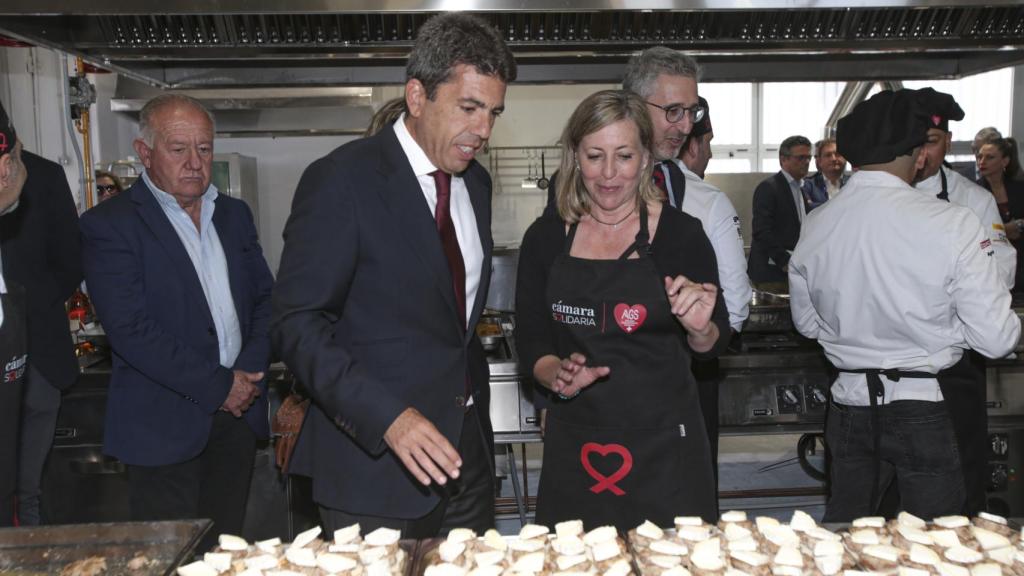 Carlos Mazón con Gema Amor visitando, con el conseller España en segundo plano, las nuevas intalaciones de Alicante Gastronómica Solidaria.