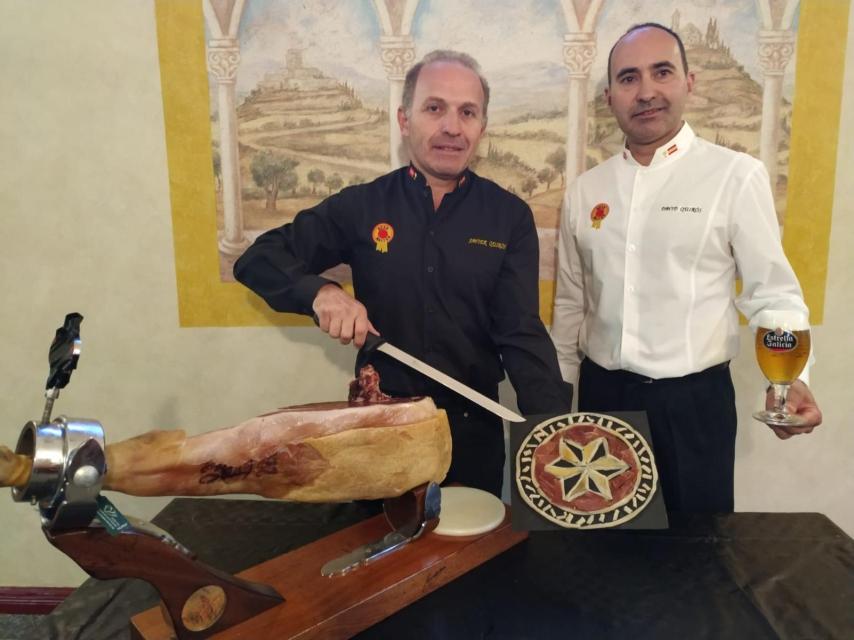 Los hermanos Quirós, expertos en cortar jamón y tirar cerveza.