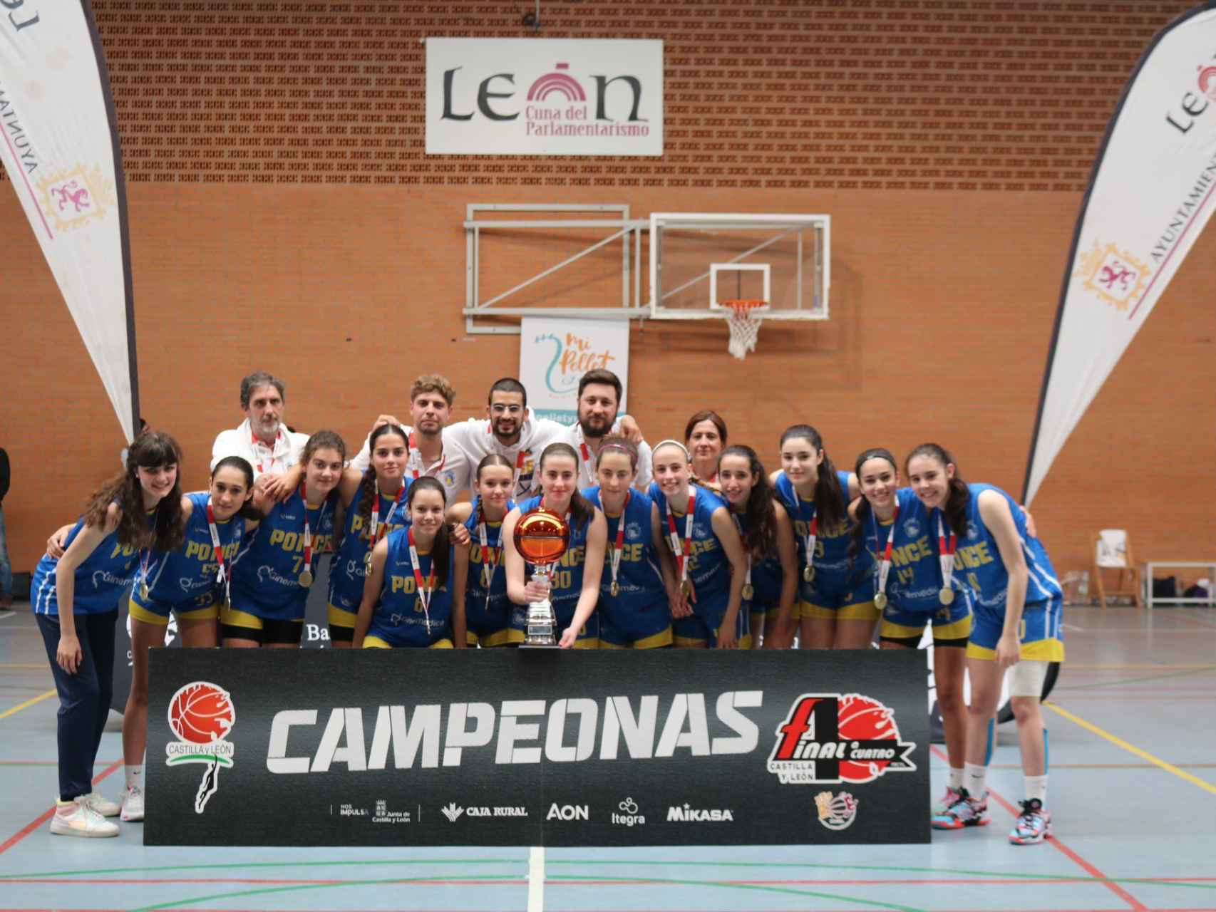 Las chicas del equipo cadete del Club Baloncesto Ponce Valladolid tras ganar el campeonato de Castilla y León