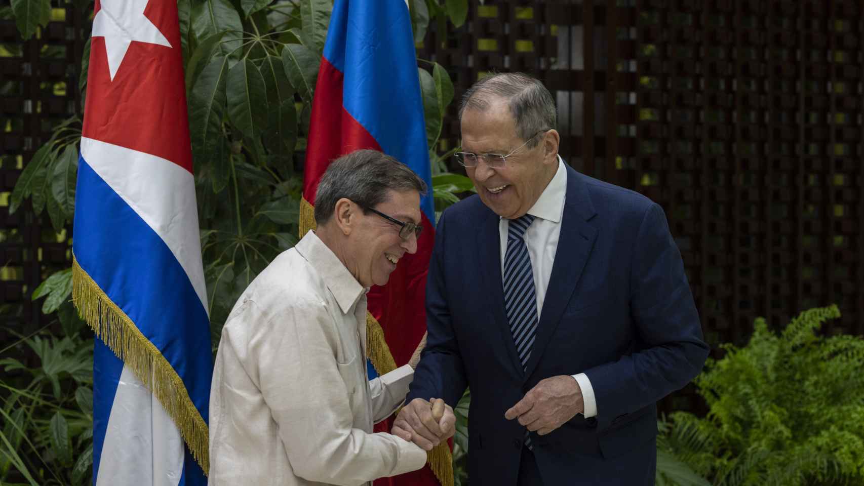 El ministro de Exteriores cubano, Bruno Rodríguez, saluda a su homólogo ruso en La Habana este 20 de abril.