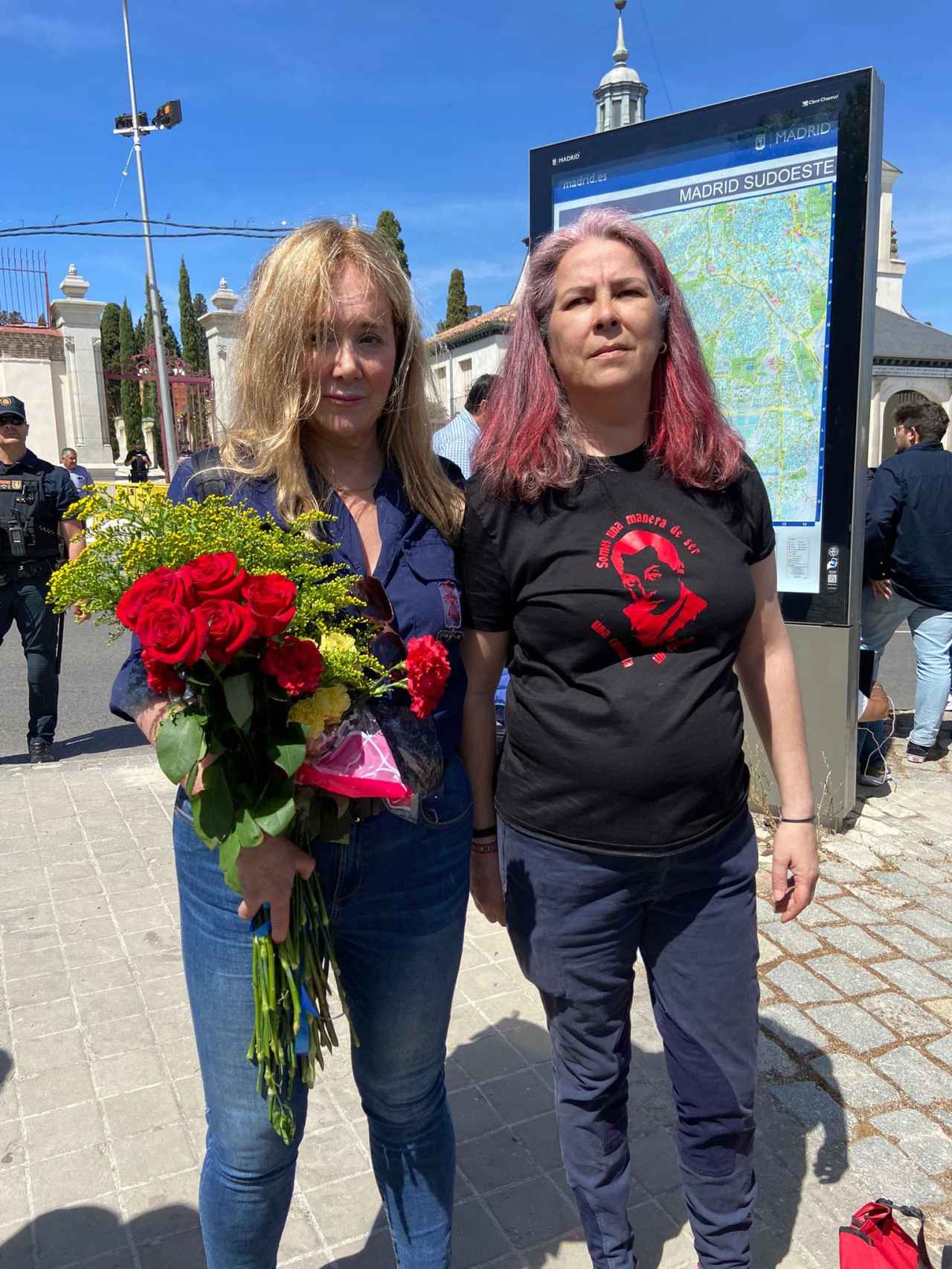 Manifestantes con flores para Primo de Rivera