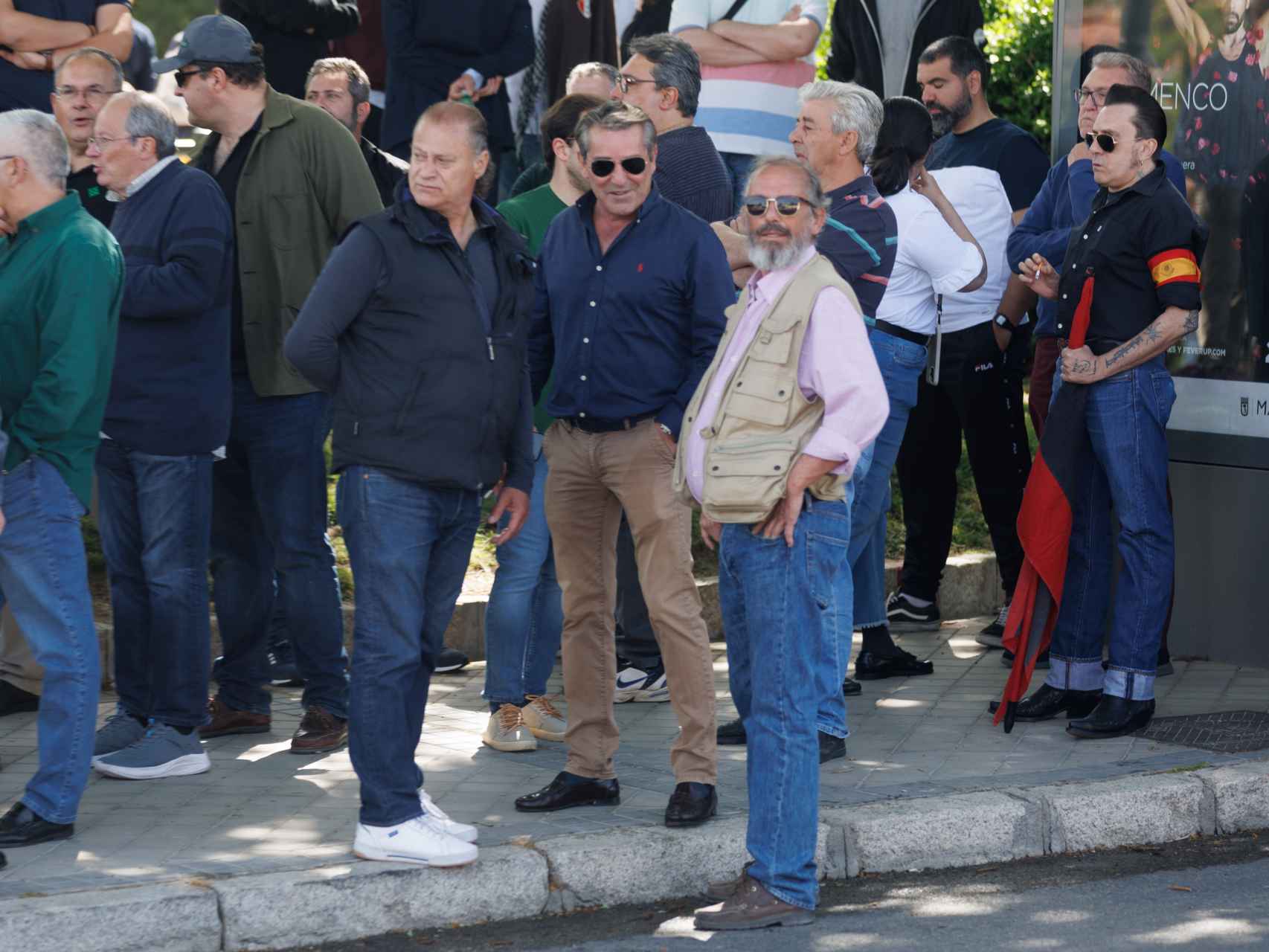 Varios manifestantes esperan los restos de Primo de Rivera