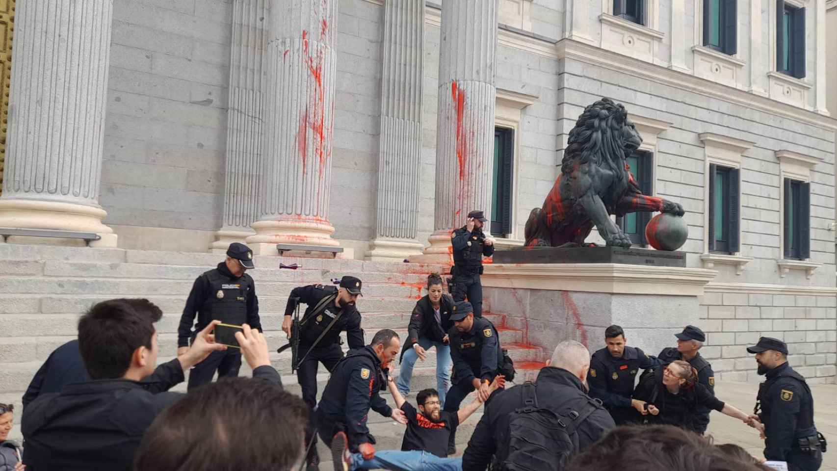 La Policía Nacional, durante las detenciones tras atacar el Congreso de los Diputados.
