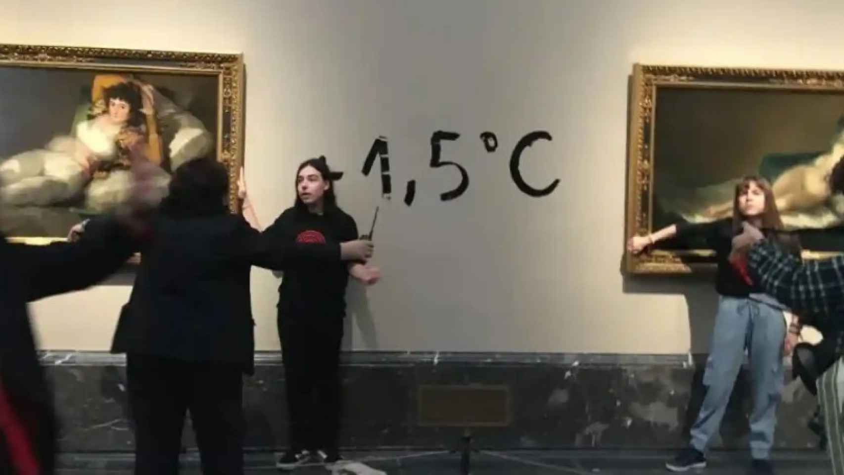 Las dos activistas pegadas a Las Majas de Goya.