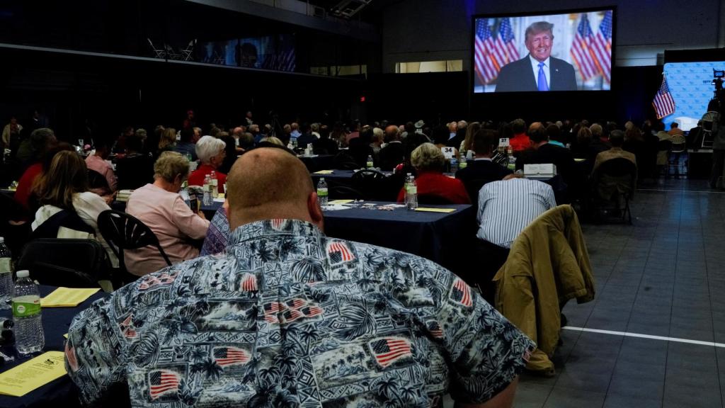 Donald Trump en un evento de los aspirantes republicanos a la presidencia frente a votantes evangélicos en Iowa.