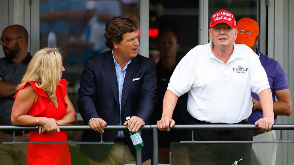 Tucker Carlson y Donald Trump junto a la congresista Marjorie Taylor Greene, en agosto de 2022.