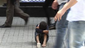 Un niño pidiendo en la calle, en imagen de archivo.