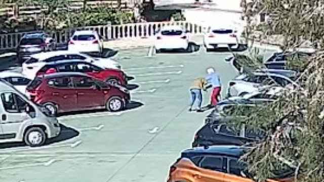 Vídeo de un parking donde la detenida intenta robar de manera violenta a un anciano.