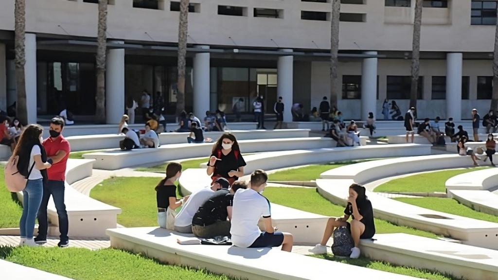 Estudiantes en el campus de Sant Vicent, en imagen de archivo.