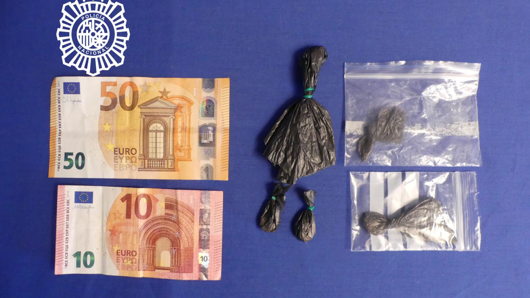 Droga y dinero intervenido al detenido por la Policía Nacional de Salamanca