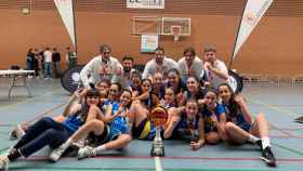 Las chicas del equipo cadete del Club Baloncesto Ponce Valladolid tras ganar el campeonato de Castilla y León