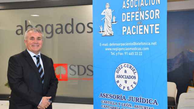 El abogado Santiago Díez posa en su despacho