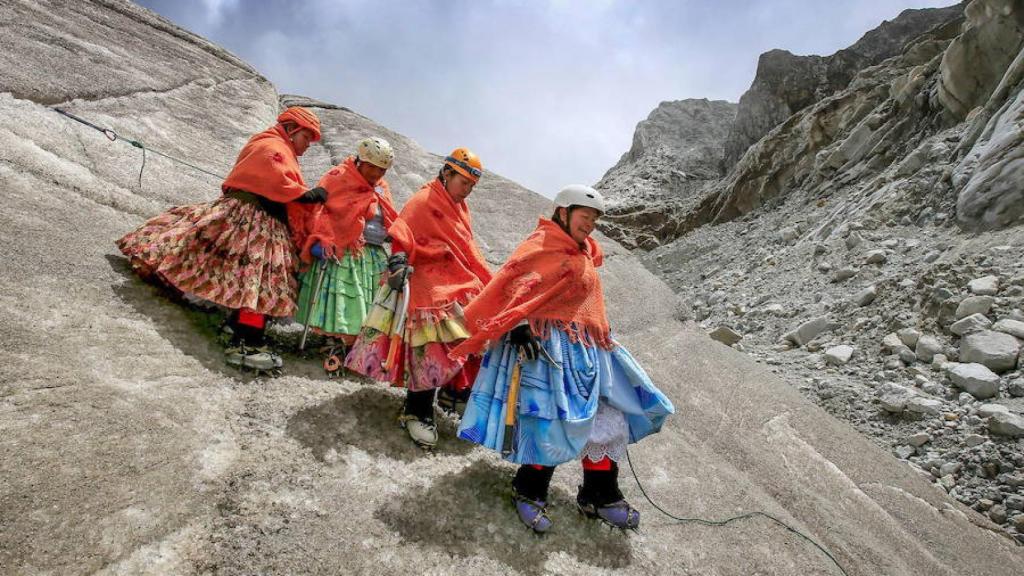 Las cholas escaladoras descendiendo montañas con sus polleras. ©Reuters