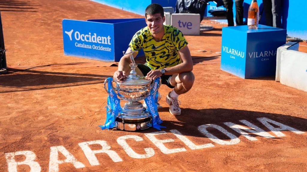 Carlos Alcaraz con el título del Trofeo Conde de Godó