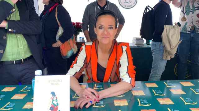 La pregonera de Sant Jordi 2023, la periodista y escritora Gemma Ruiz durante su firma de libros por 'Les nostres mares'. Foto: Europa Press