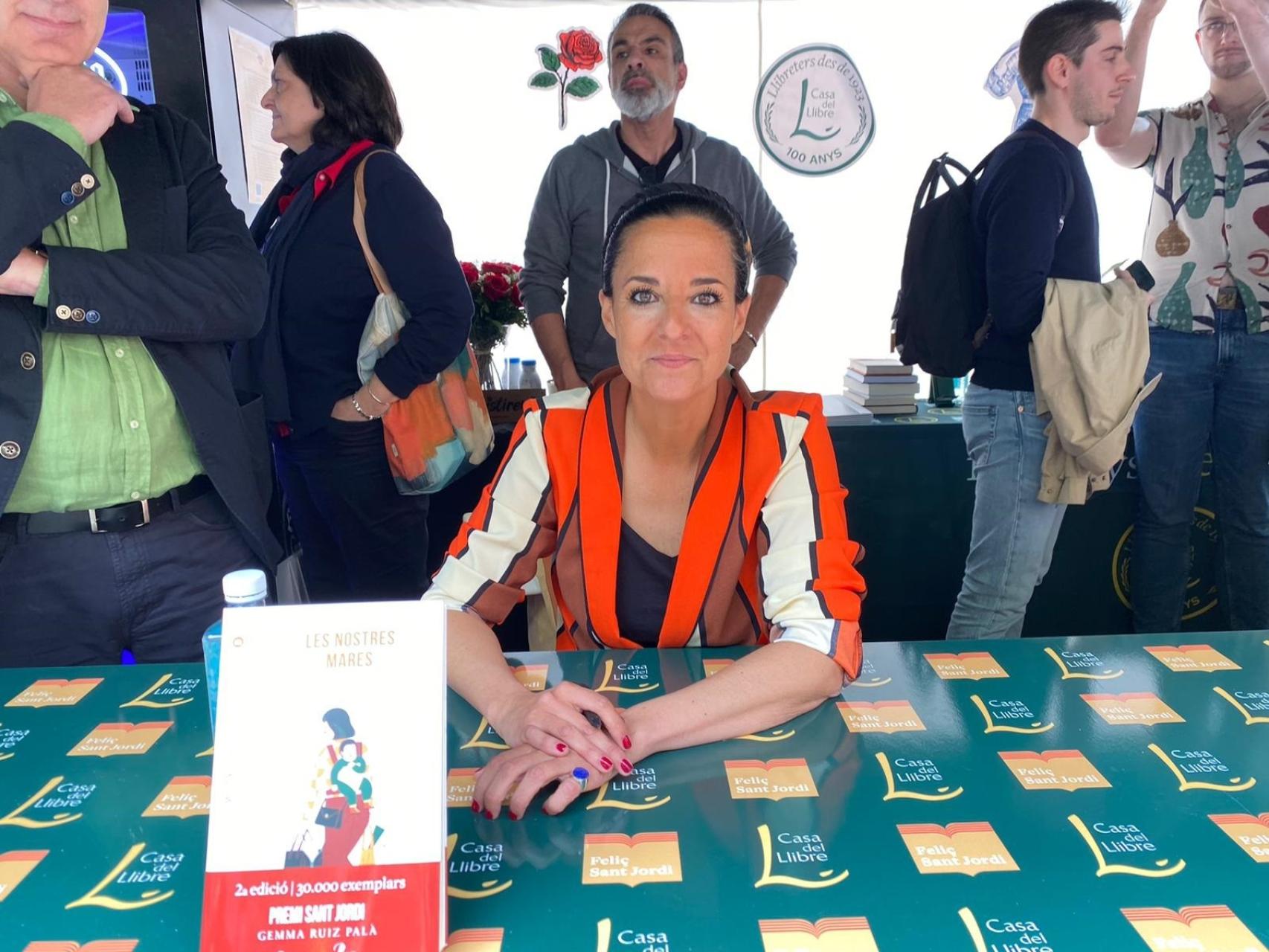 Gemma Ruiz y Eva García Sáenz de Urturi, las autoras más vendidas en un  Sant Jordi de récord