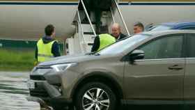 Juan Carlos I al aterrizar este domingo en el aeropuerto vitoriano de Foronda.