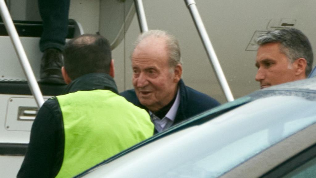 Juan Carlos I al aterrizar este domingo en el aeropuerto vitoriano de Foronda.
