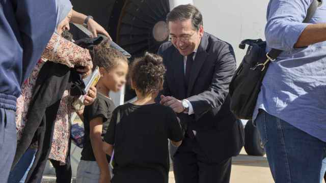 El ministro de Asuntos Exteriores, José Manuel Albares, recibe a las 72 personas evacuadas de Sudán.