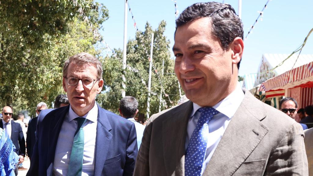 Feijóo y Juanma Moreno, caminando por la Feria de Sevilla el pasado domingo.