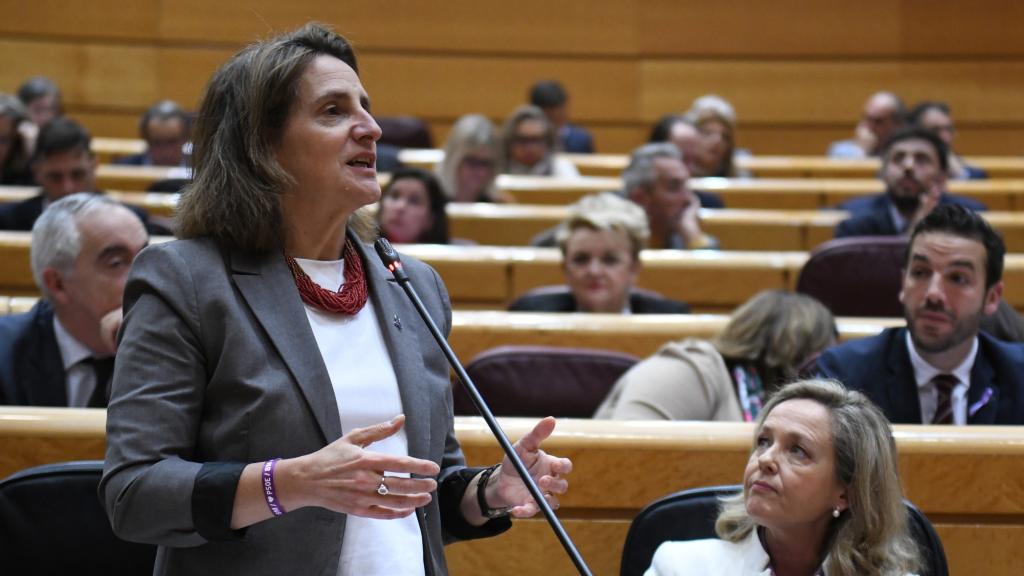 Teresa Ribera y Nadia Calviño, vicepresidentas tercera y segunda del Gobierno, en el Senado.