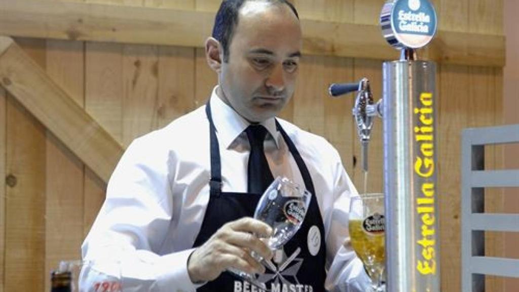 David Quirós del Espacio Quirós tira la mejor cerveza de España en Torrejón de Ardoz.