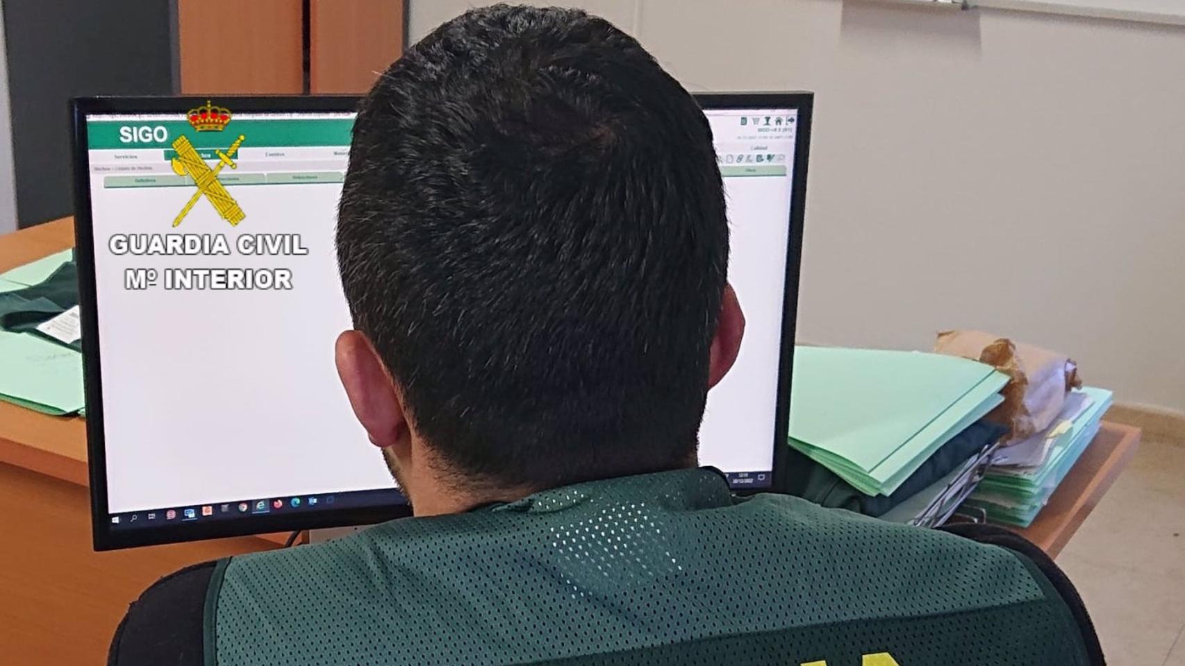 Un guardia civil frente a la pantalla del ordenador.